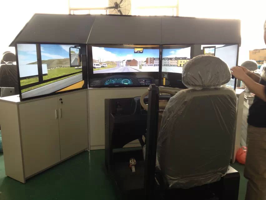 全新42寸大三屏汽车驾驶培训模拟器-佛山市依时利新科技有限公司